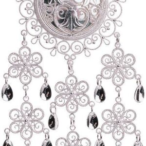 <p>Hjertesølja er spesielt utformet til Lofotbunaden og festes i halsen.</p>