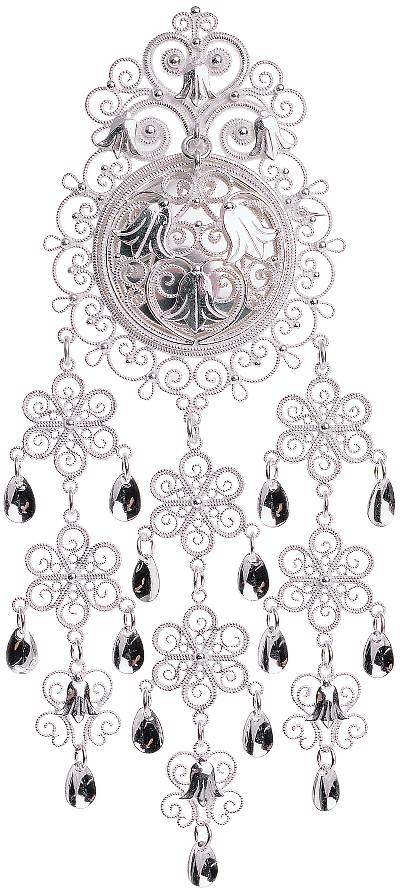 <p>Hjertesølja er spesielt utformet til Lofotbunaden og festes i halsen.</p>