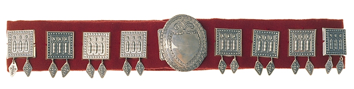 Sølvbeltet er i rødt ullstoff.