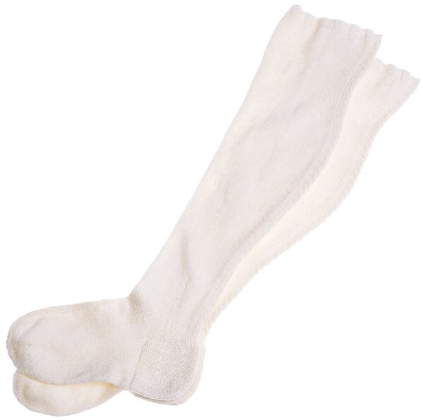 <p>Strømpene er mønsterstrikket i hvit ull. </p>